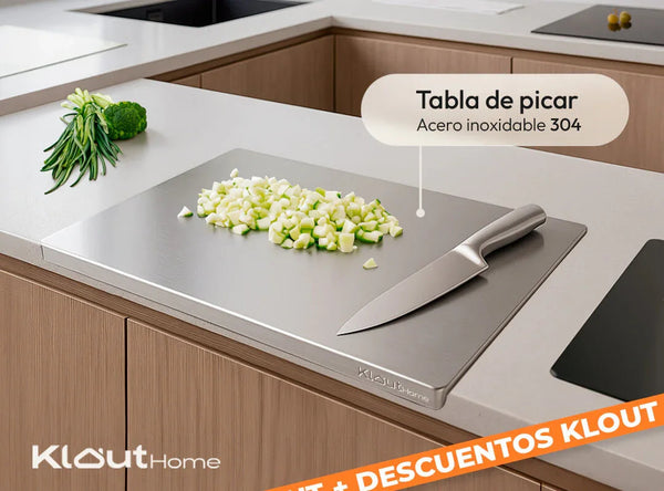 Tabla de picar de acero inoxidable 304 con cuchillo y verduras en encimera moderna