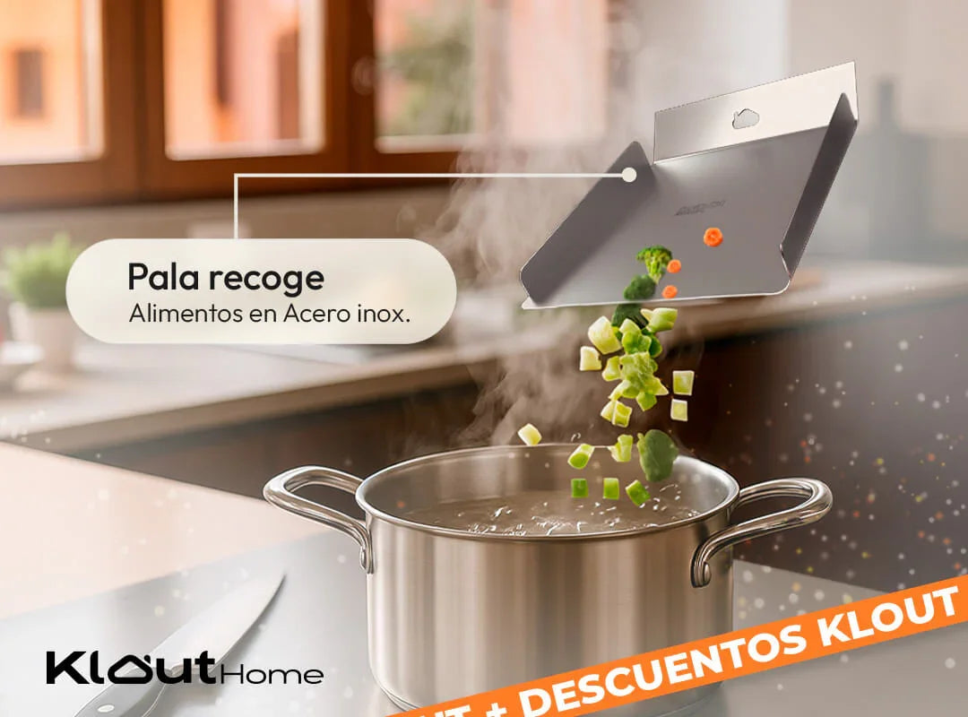 Pala recoge alimentos de acero inoxidable vertiendo verduras en olla en cocina moderna